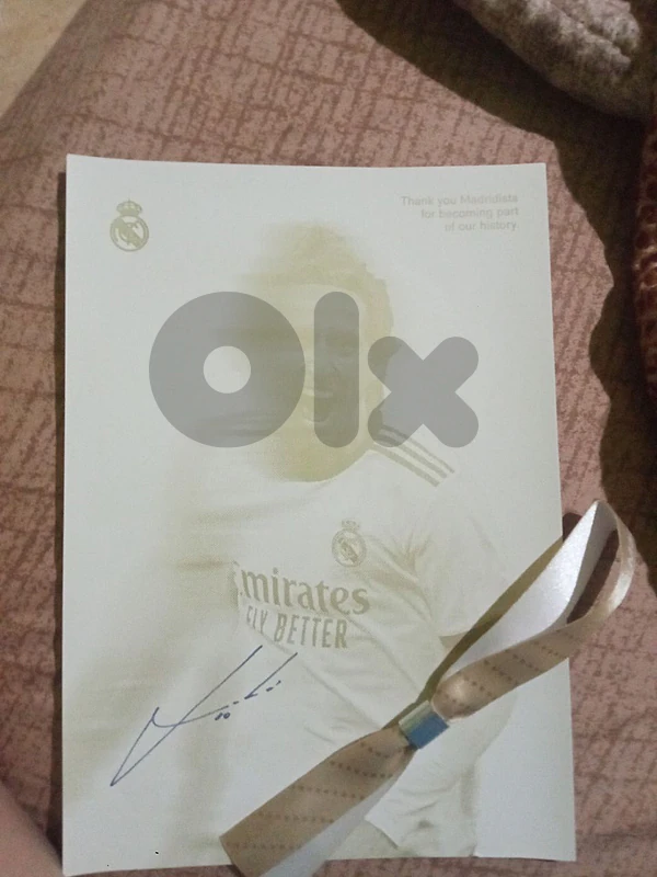 modric sign  with ring from real Madrid store