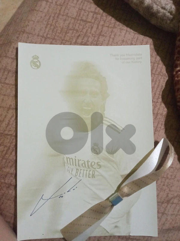 modric sign  with ring from real Madrid store