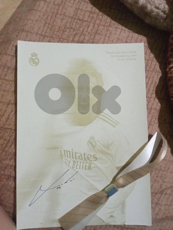 modric sign  with ring from real Madrid store