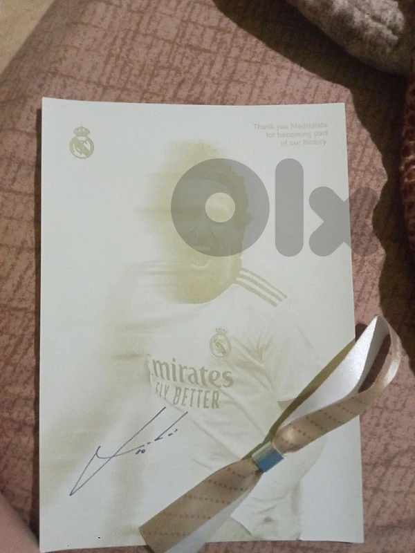 modric sign  with ring from real Madrid store
