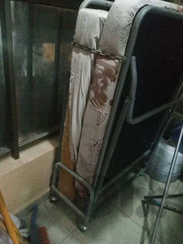 تخت مفرد و نص