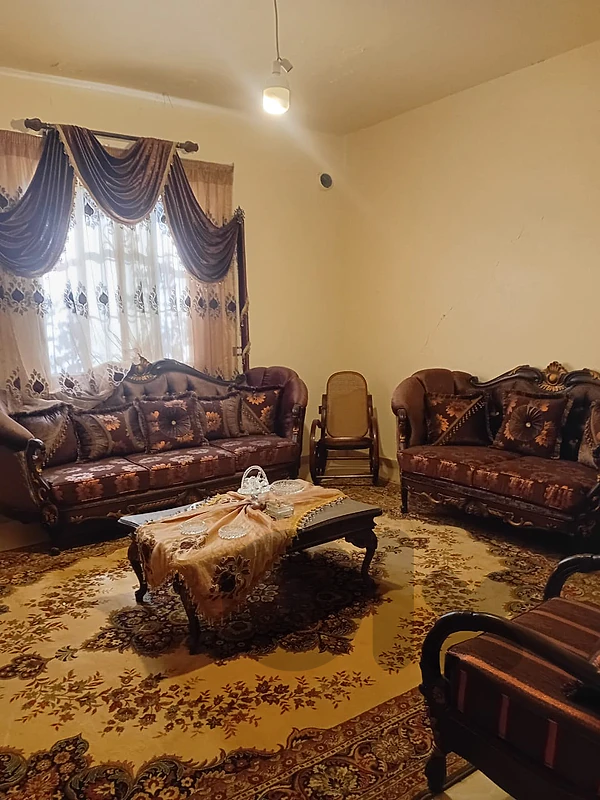 طقم كنبايات كامل مع طاولة– بحالة ممتازة