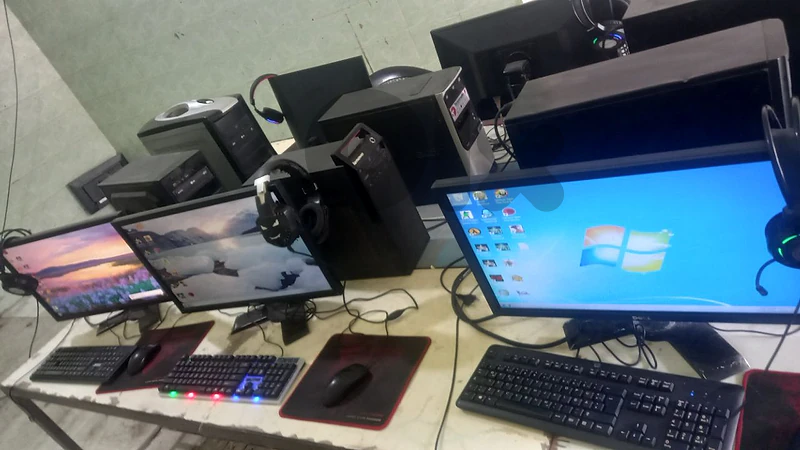 ٦ كمبيوترات + ٦ شاشات ٢٤ انش