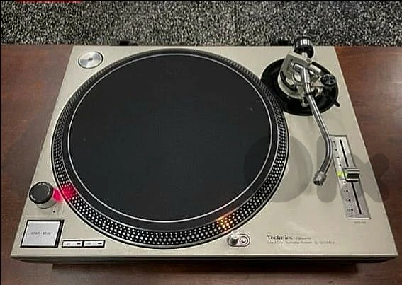 Vintage 1979 Technics
SL1200 MK2 Turntable