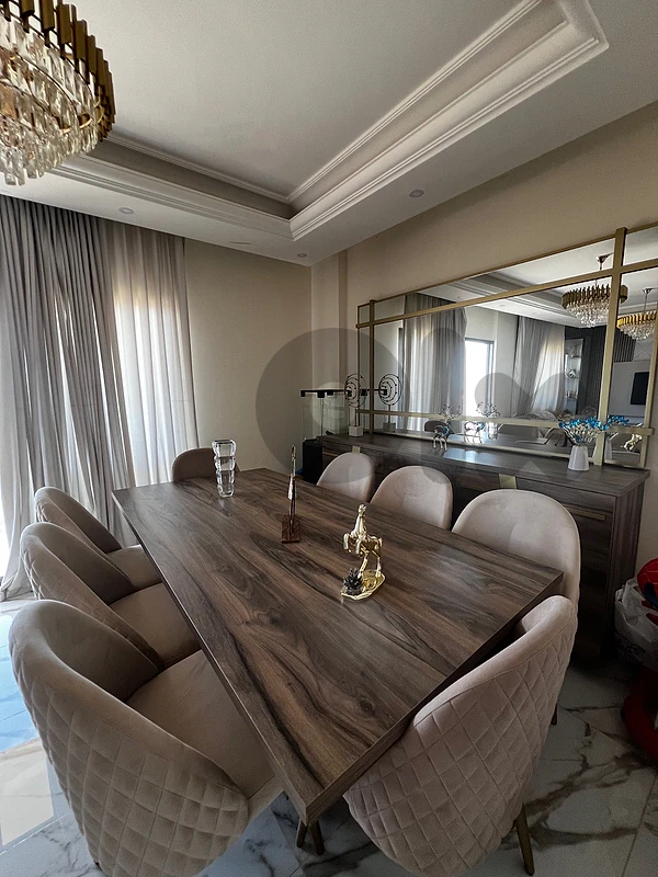 Dining Room ( 8 chairs)