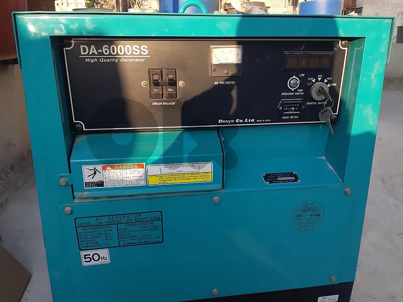 DA 6000SS, 25 amps generator has a silencer and exaust extension.