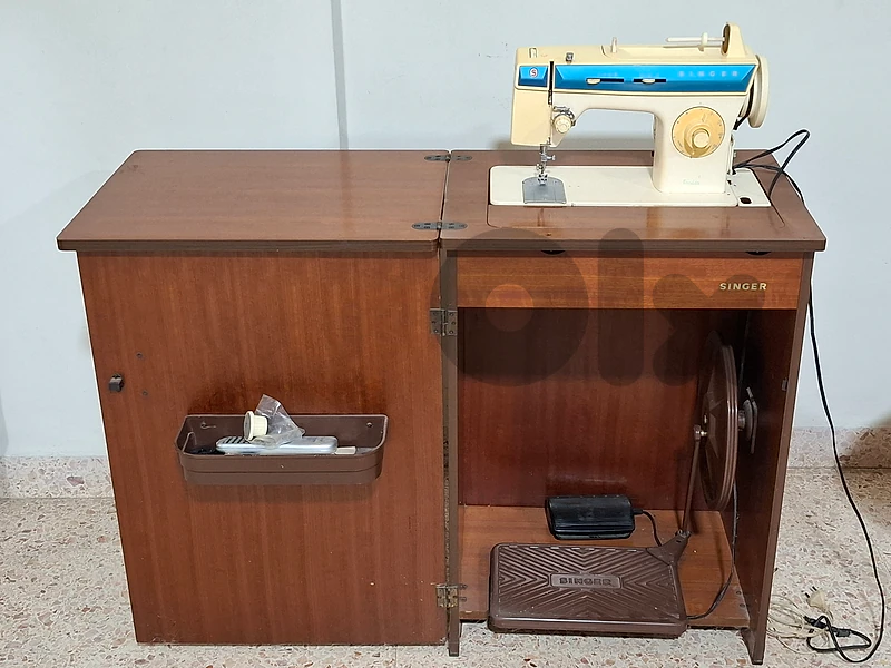 Vintage Singer Mechanical Sewing Machine