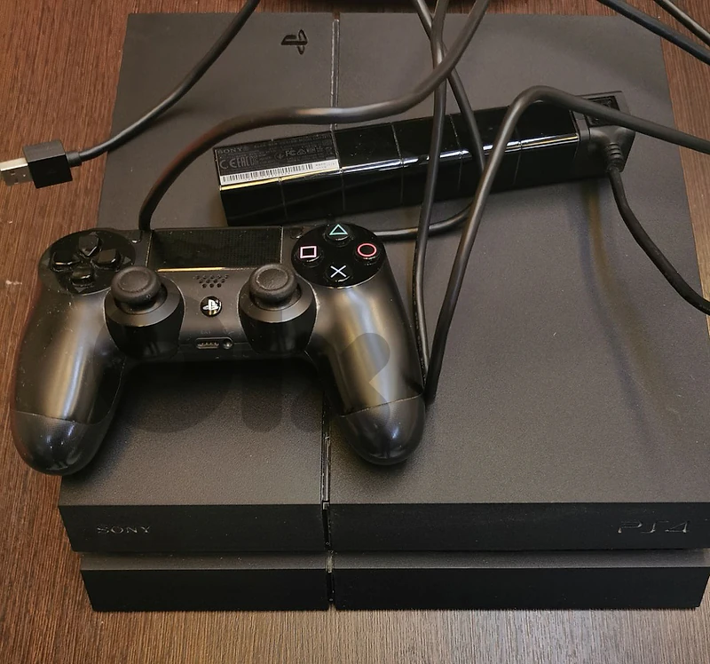PS4 Bundle + Camera + 14 Games (EXCELLENT- Includes Rare Titles!)