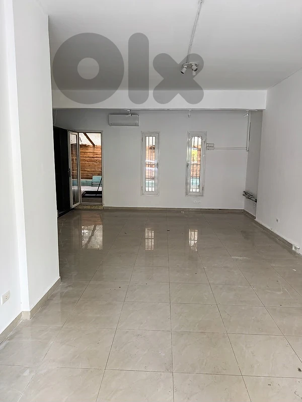 Ground Floor Commercial Space in Tabaris with Private Patio