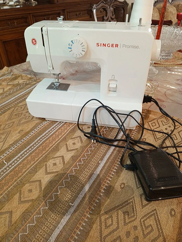 مكنة خياطة شبه جديدة سنجر ١٤٠٨