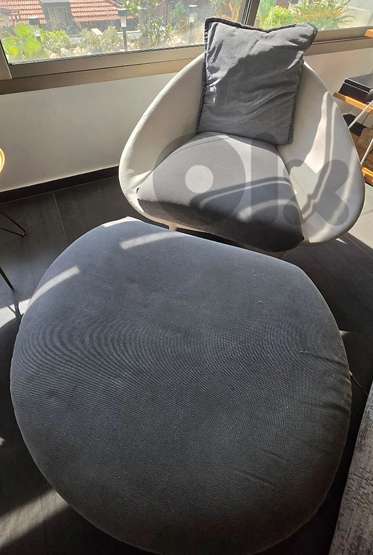 Single chair with pouf