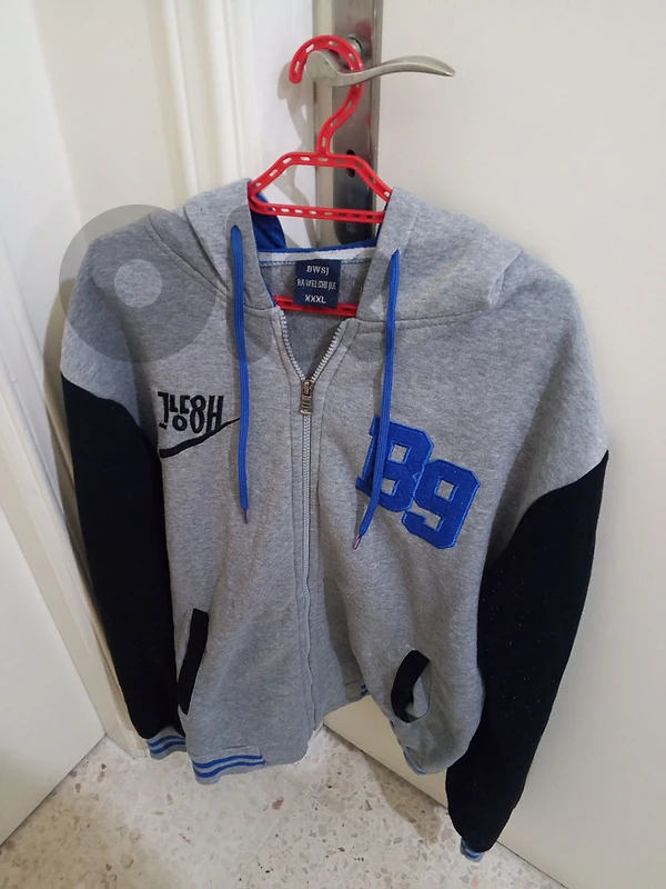 جاكيت مع بنطلون للبيع لون رمادي شبه جديد قياس XXXL السعر 35$