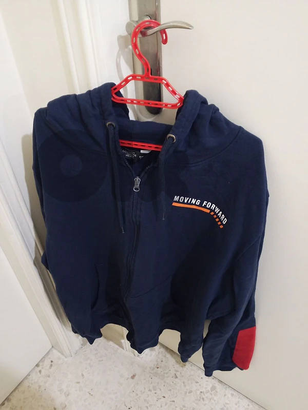 جاكيت مع بنطلون للبيع لون كحلي شبه جديد قياس XL السعر 35$