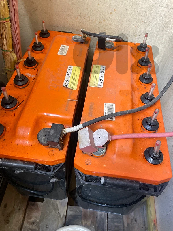 inverter و بطاريتان ٣ لواح طاقة شمشية مع inverter و بطاريتان ٣ لواح طاقة شمشية مع