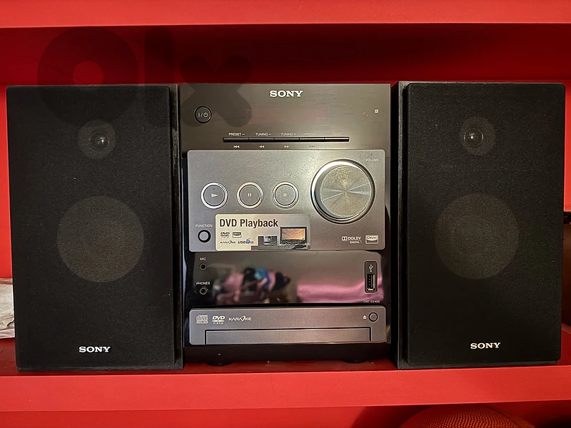 This is a Sony CMT-DX400 compact Hi-Fi/DVD/Karaoke system.