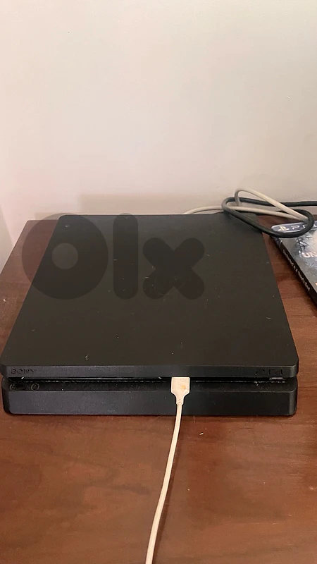 ps4 with one controller gta5 + inchatrted + minicraft and a samsung