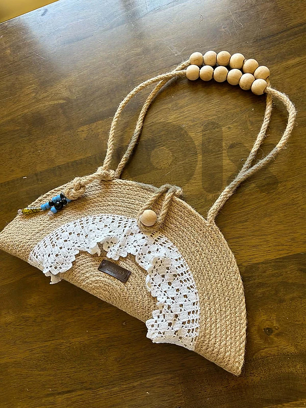 Handmade straw bag with dentelle