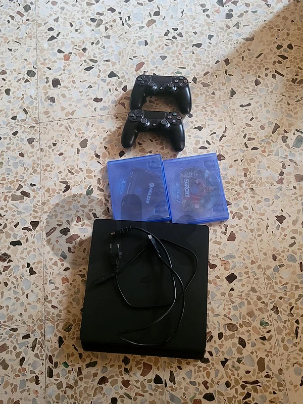 مع مسكتين اصلية وسيديات العاب ps4 slim بحالة ممتازة