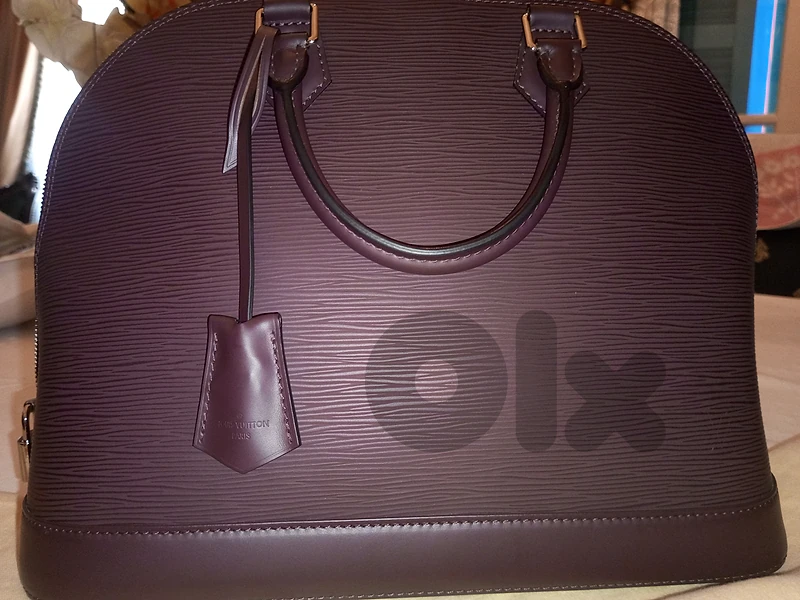 Louis Vuitton Alma handbag in Epi leather