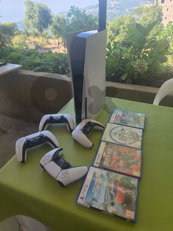 USED PS5 + 4 Controllers + 4 Games