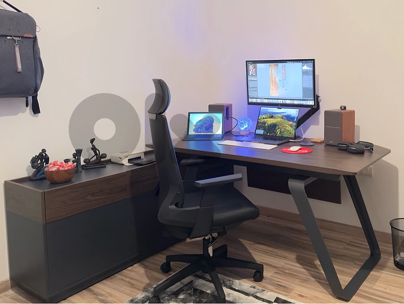 Desk table