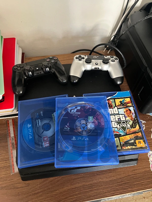 ps4 مع مسكات وcds ps4 مع مسكات وcds