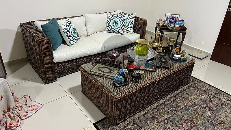 Couch + 2 chairs + table