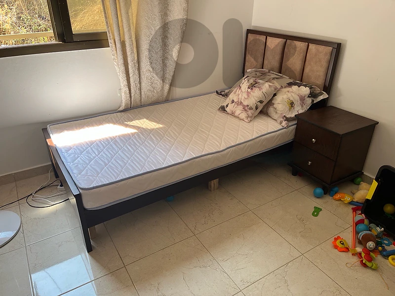 سرير مفرد مع خزانه و فرشه و كوماندينا و طاولة طعام مع كرسيين