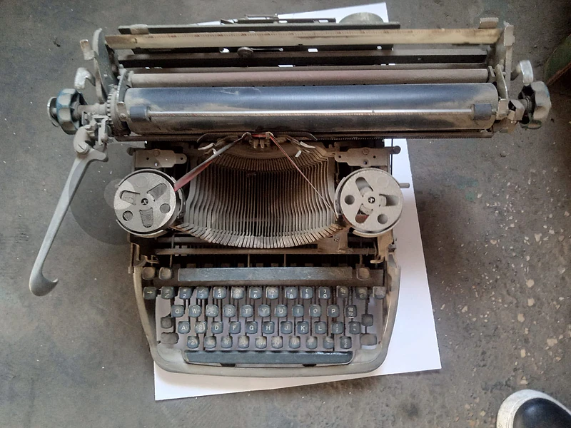 typewriter آلة كاتبة