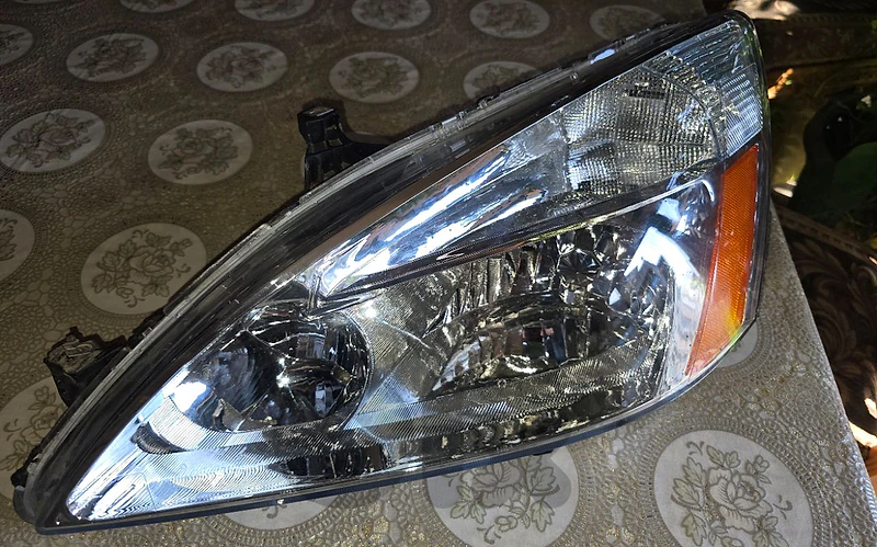 2004 honda accord driver side headlight (only one side)
