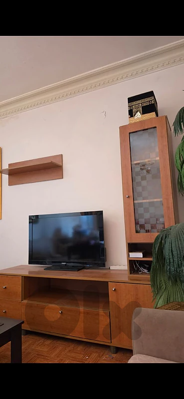 قاعدة تلفزيون مع التلفزيون