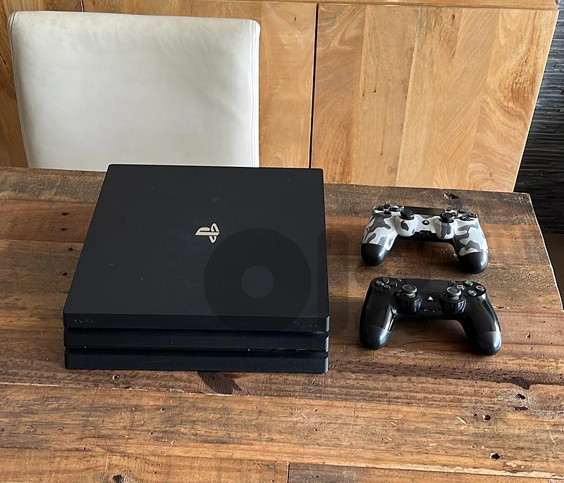 Ps4 pro / PlayStation 4 Pro 1 TB with 2 original controllers