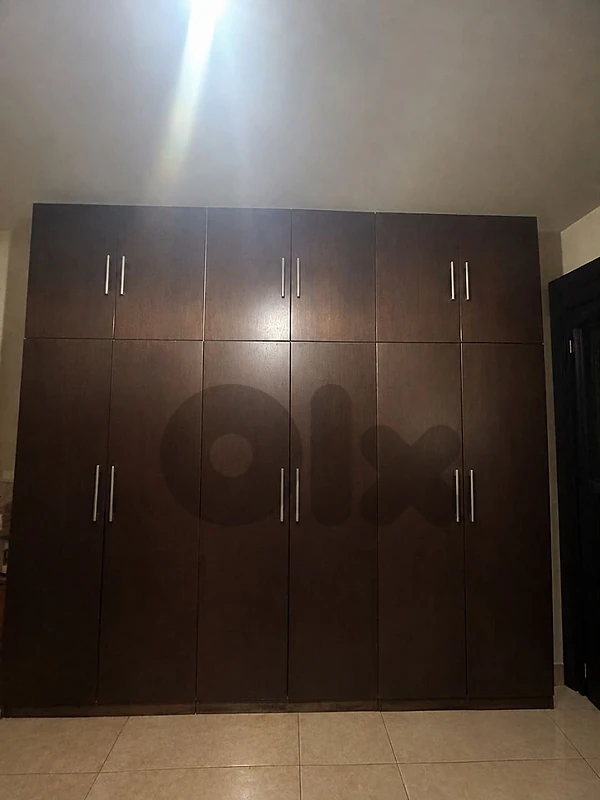 big closet خزانة كبيرة