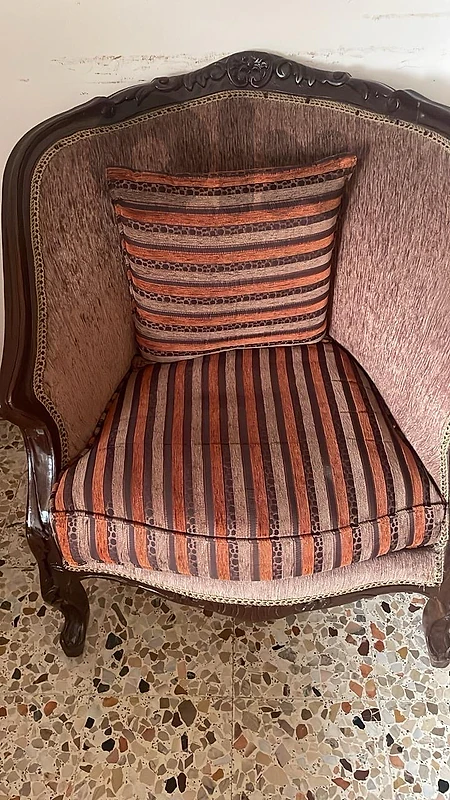 صالون للبيع