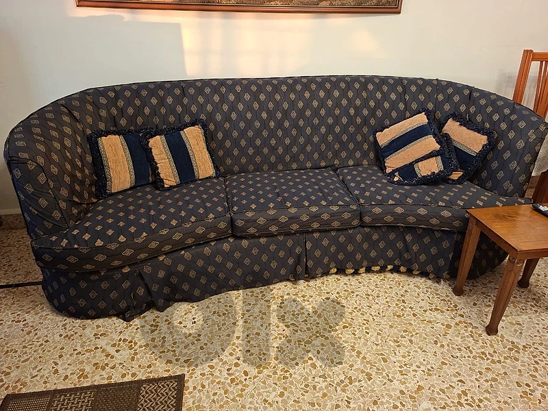 عاريا