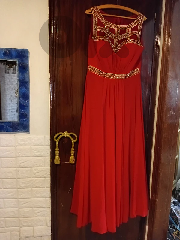 فستان سهرة احمر قاني