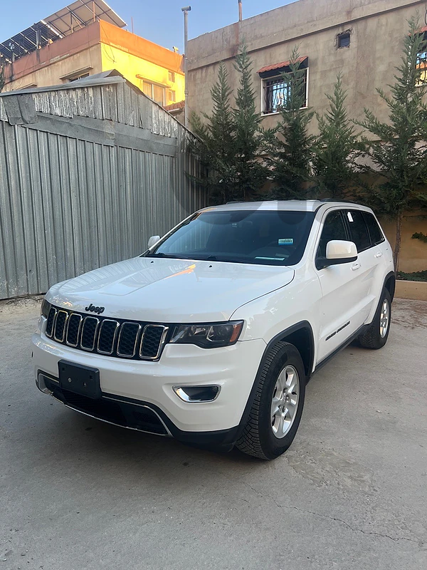 81278125جيب شيروكى 2017 2107  larredo