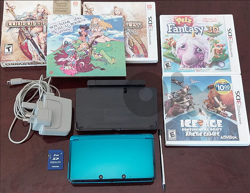 Nintendo 3DS + Charging Stand&Cable + Free Games
