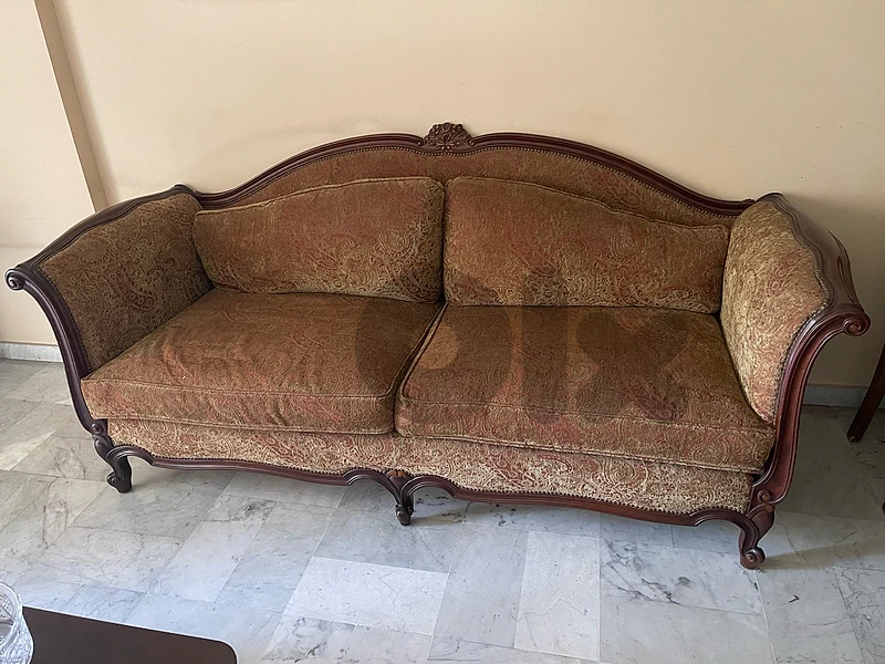 صالون مع طاولة طعام