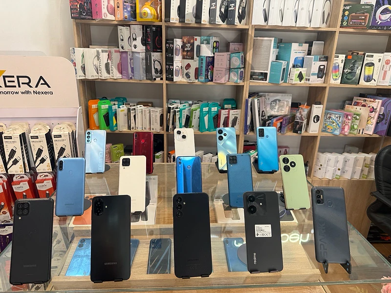 81753861 تلفونات مستعملة نضاف كتير كلشي شغال فيهم كلن نضاف وببلو بل ٤٠