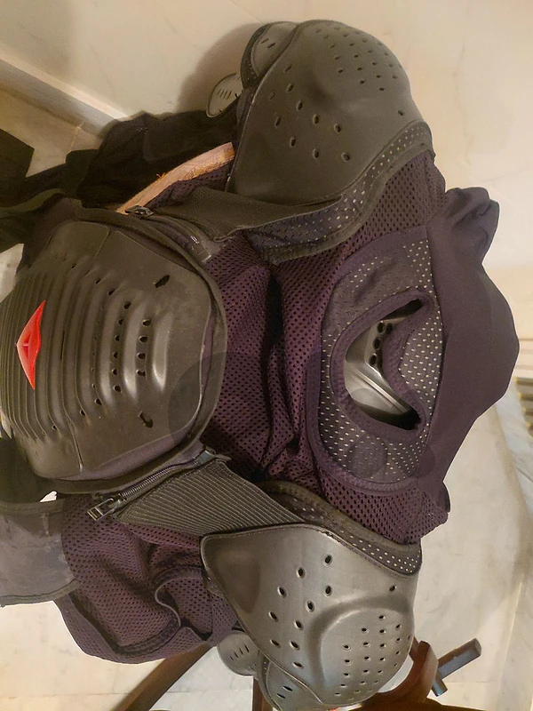 casque moto avec costume