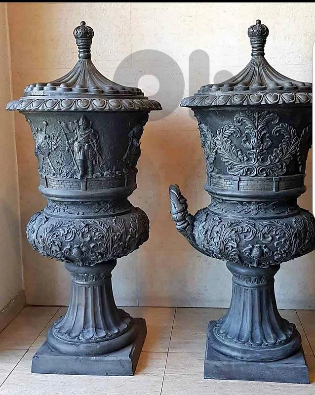 جوز فازات برونز ضخمين ومميزين  للمدخل فيلا او قصر indoor outdoor
