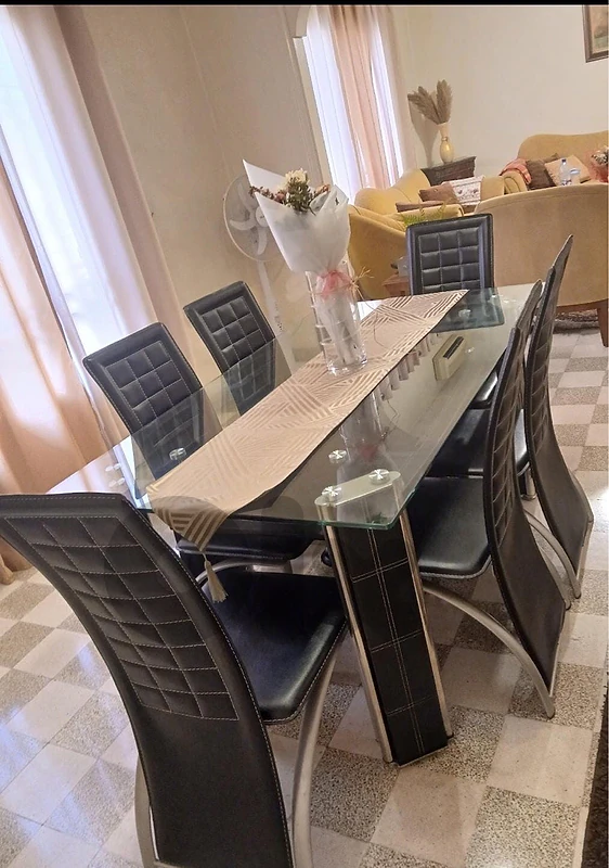 طاولة صفرة و كراسي حالة ممتازة للبيع التواصل عهل رقم فقط 71363115