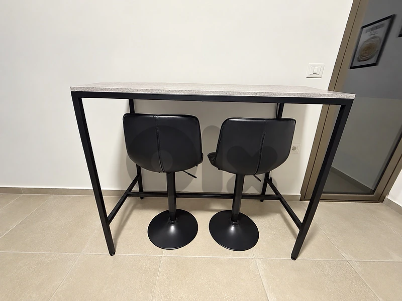 Dining table + 2 chairs