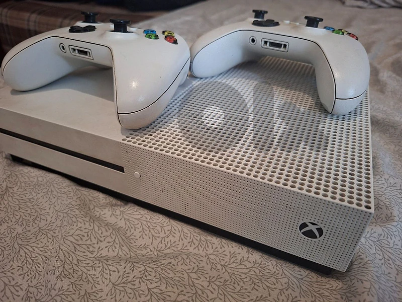 🎮 Xbox One S 1TB + 2 Controllers + Games