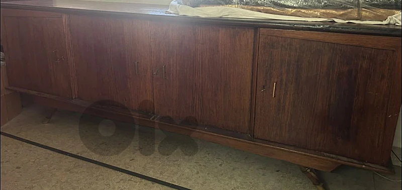 Dining table with 10 chairs and a dressoir