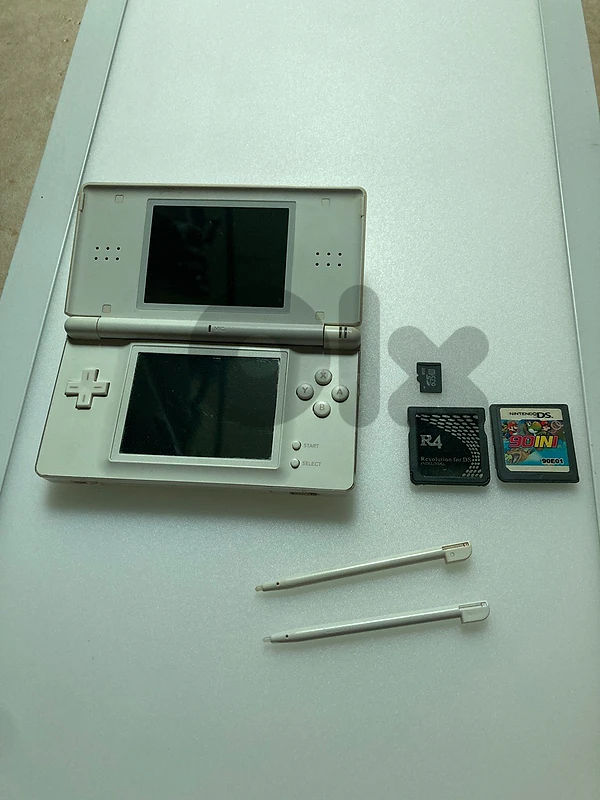Nintendo DS Lite / DSL with R4 card