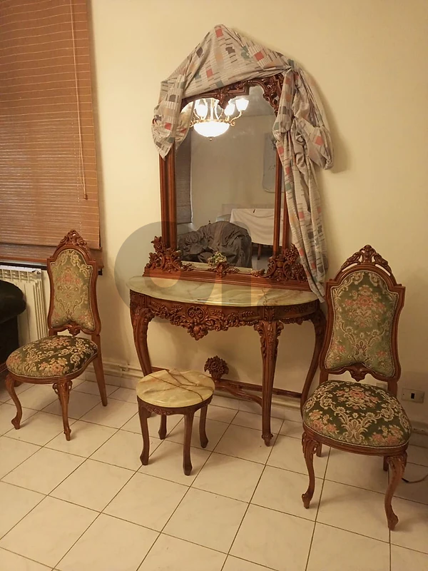 consol, table and 2 chairs