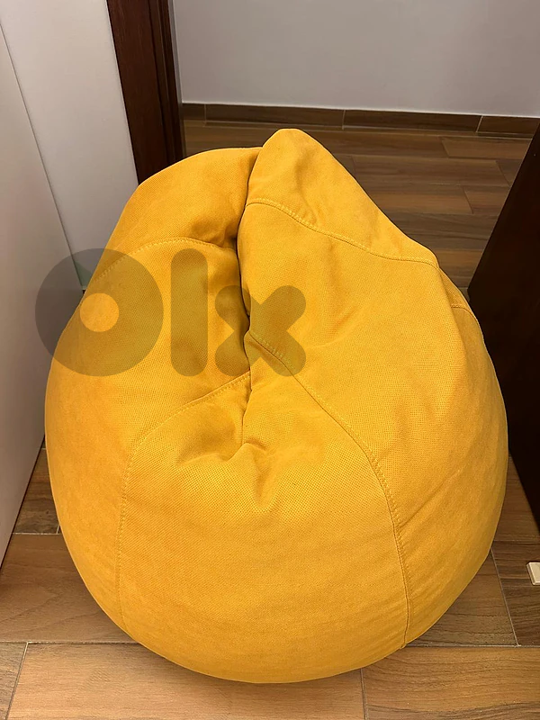 1 tablea and 2 pouf