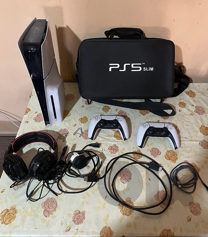 PS5 slim 1 TB EUROPE souper ndife+2 controllers+all cables+bag+sama3at PS5 slim 1 TB EUROPE souper ndife+2 controllers+all cables+bag+sama3at